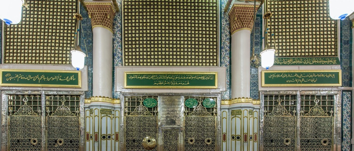 gold grill of Rawdah Mubarak, the Sacred Chamber Wall Carpet Size : 110X140 - www.almukarramah.com