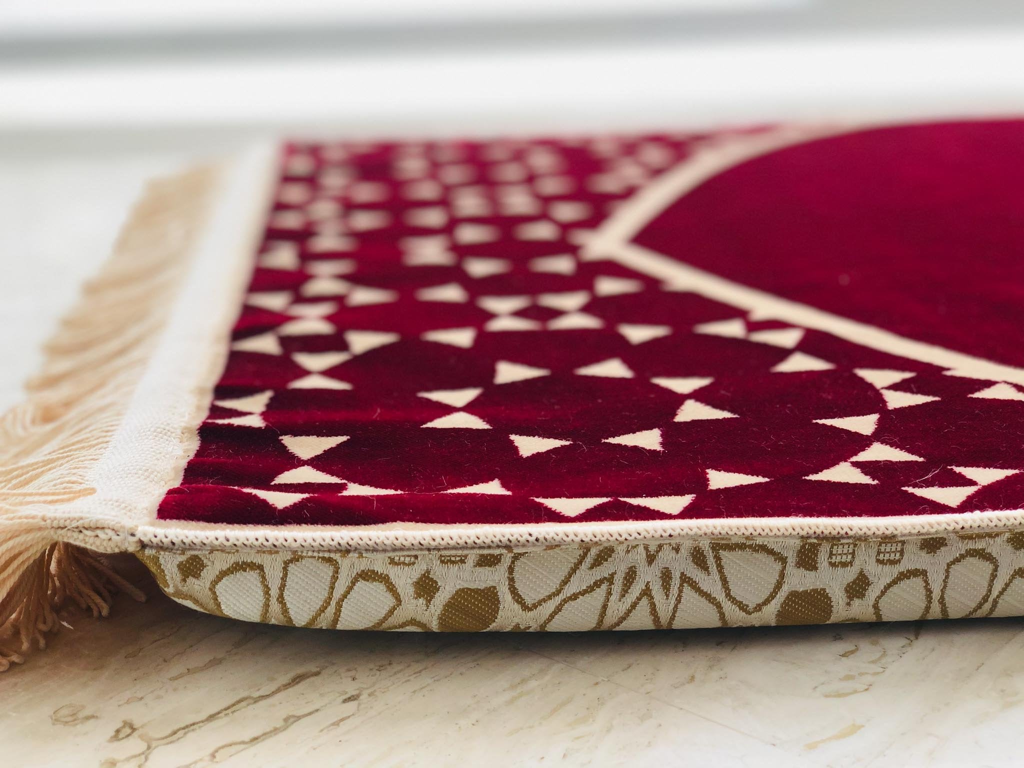 Memory Foam prayer mat embodied in an Islamic geometric shapes - Burgundy color - www.almukarramah.com